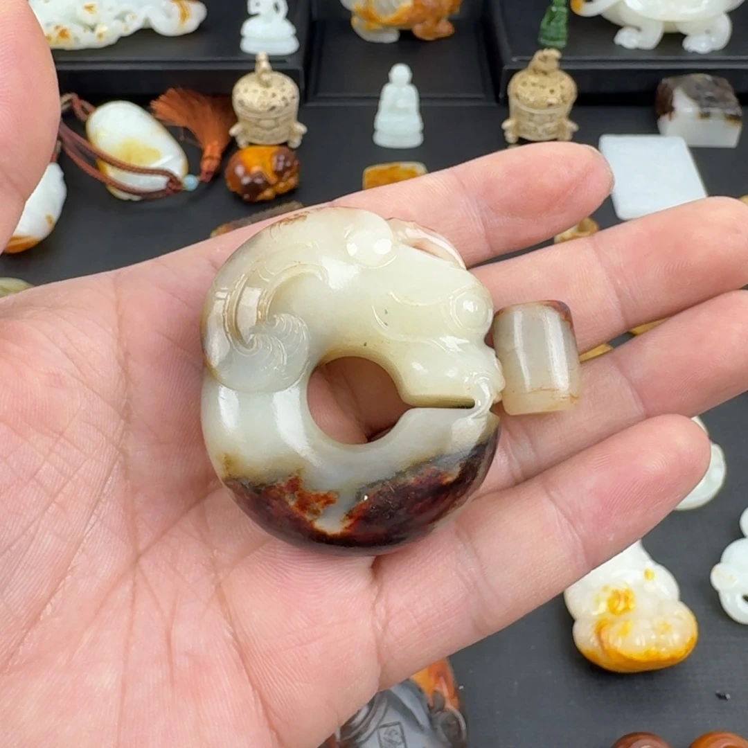 和田玉（糖玉）颈饰未镶嵌朱*飞