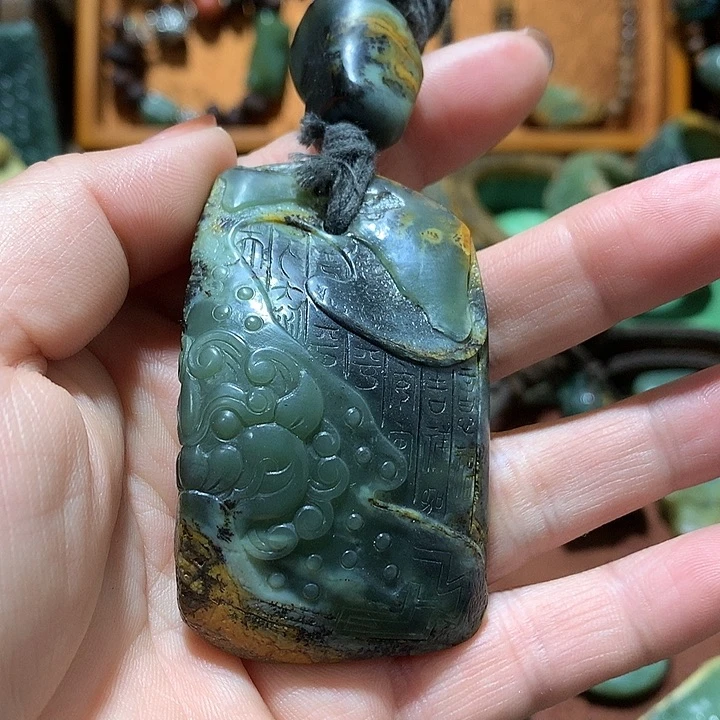 未镶嵌岫岩河磨玉（透闪石质玉）挂件