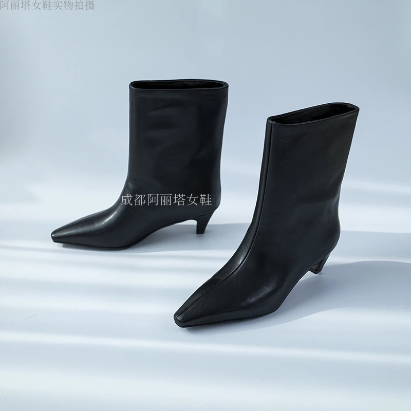 阿丽塔女鞋~5cm秋冬时髦黑色猫跟短靴尖头细跟直筒靴气质真皮女靴