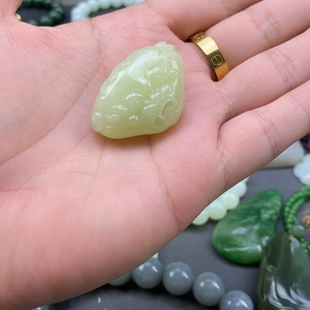 颈饰未镶嵌和田玉（糖玉）