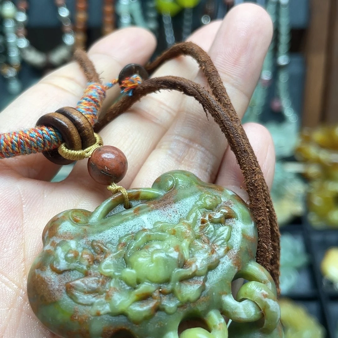 蛇纹石玉未镶嵌颈饰