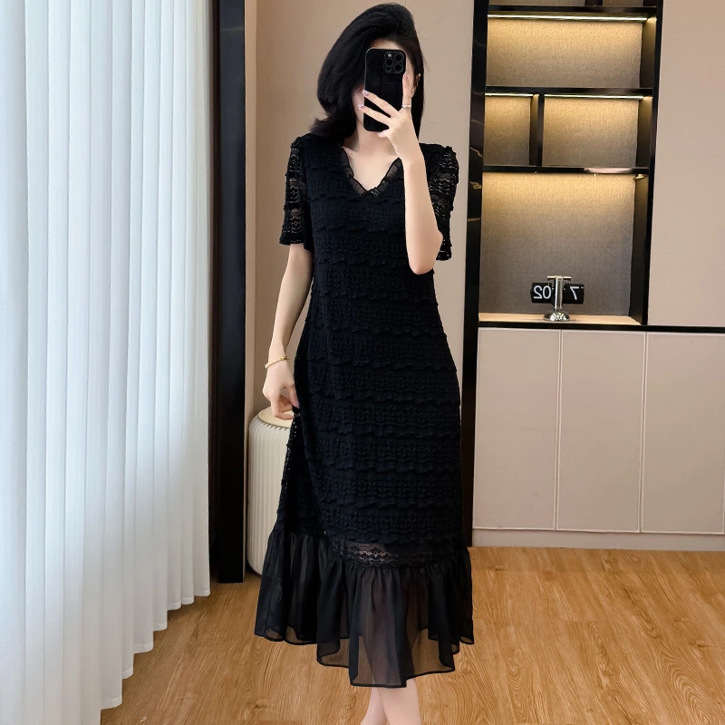 高端轻奢蕾丝肌理感连衣裙女夏大码法式优雅气质v领超显瘦小黑裙
