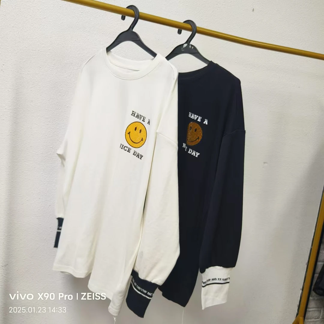 唯琳剪标 C2-2-9929款  小黄笑脸圆领长袖卫衣