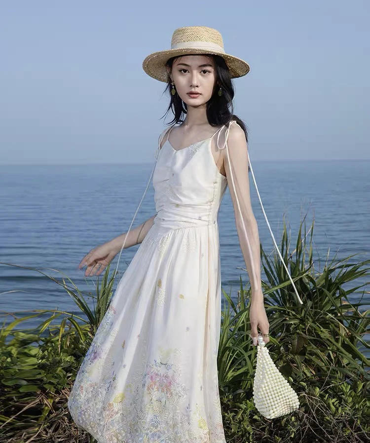 爱客今年流行的漂亮裙子2025夏季设计感褶皱收腰显瘦吊带连衣裙