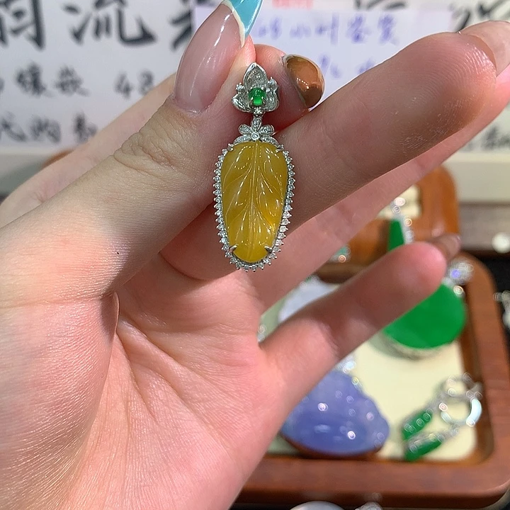 颈饰18K金镶嵌翡翠