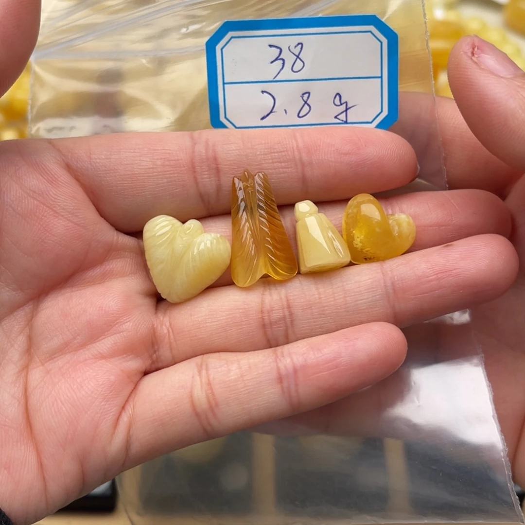 琥珀未镶嵌裸石蜜蜡雕刻件笑