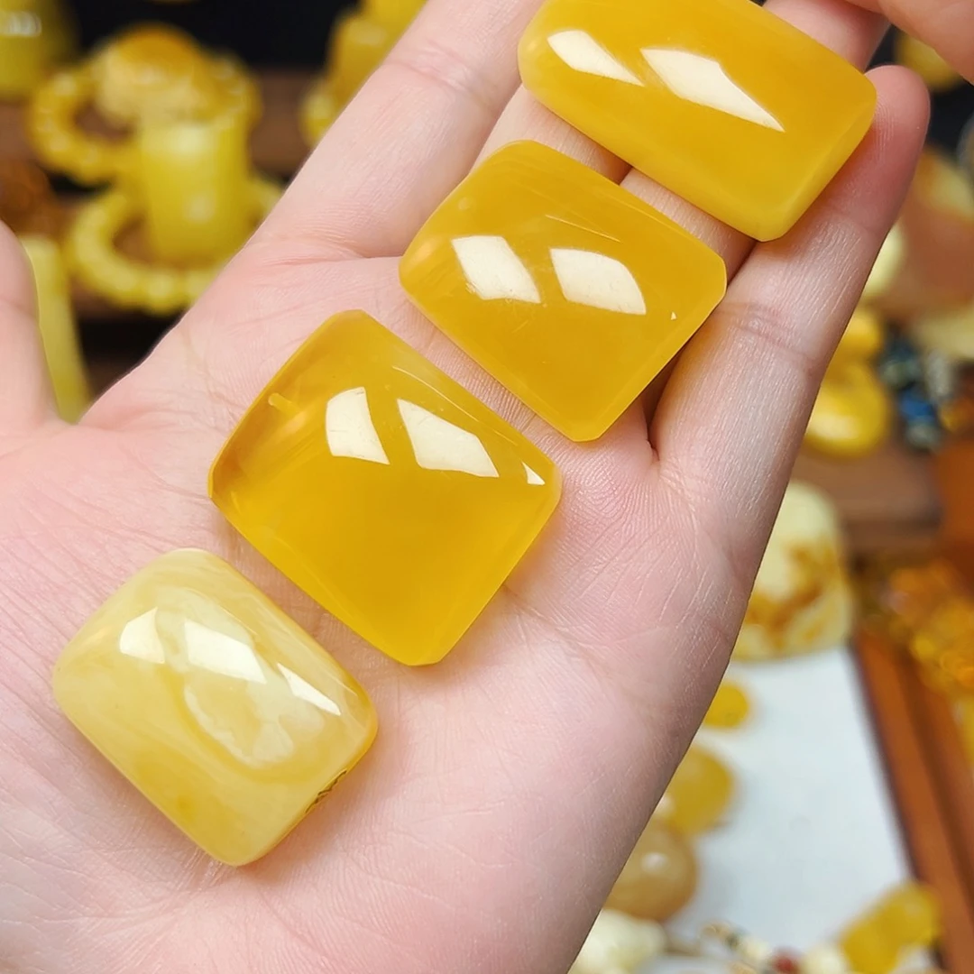 蜜蜡未镶嵌珠宝奇石蜜蜡平安无事牌发其中之一