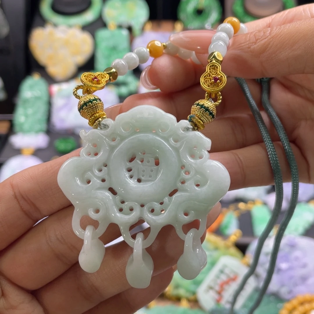 翡翠未镶嵌颈饰待编织