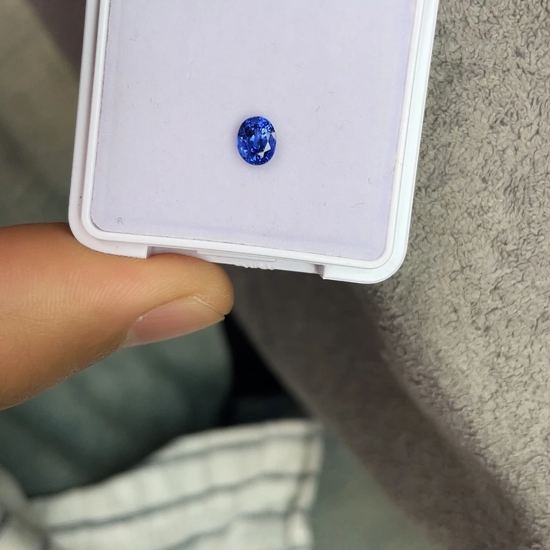 蓝宝石裸石未镶嵌0.769Ct。