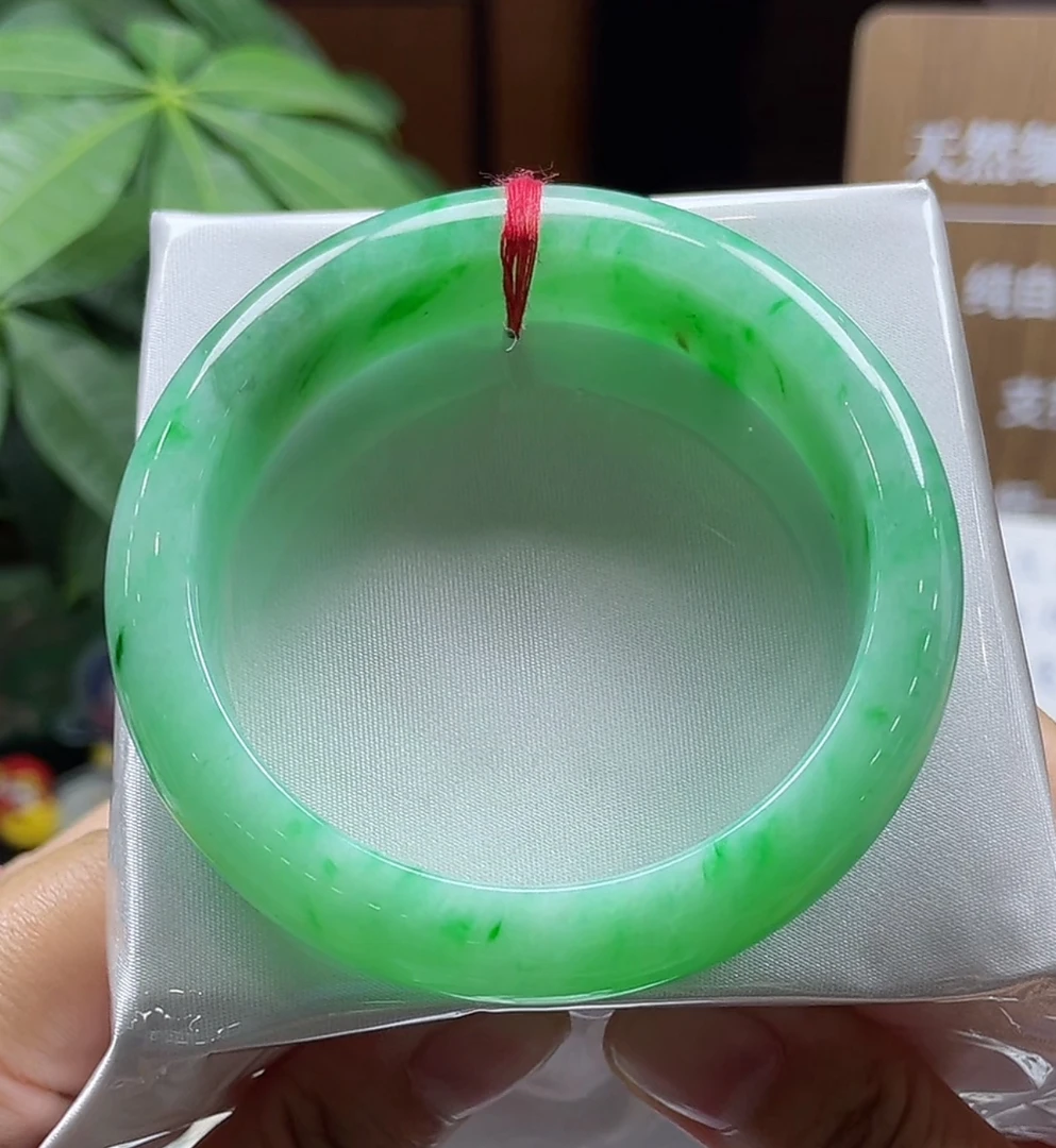 55-56圈冰满绿正圈翡翠手镯