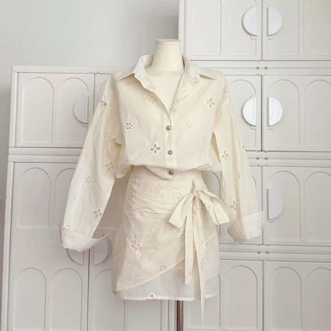 粉红pik【假日时光】单排扣翻领镂空花设计百搭衬衫+短裙两件套装