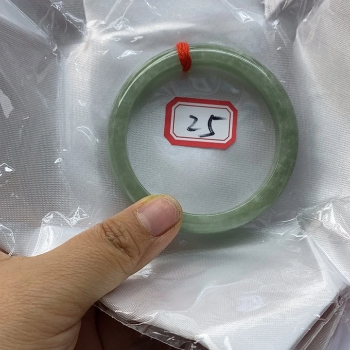 翡翠手镯未镶嵌小****）