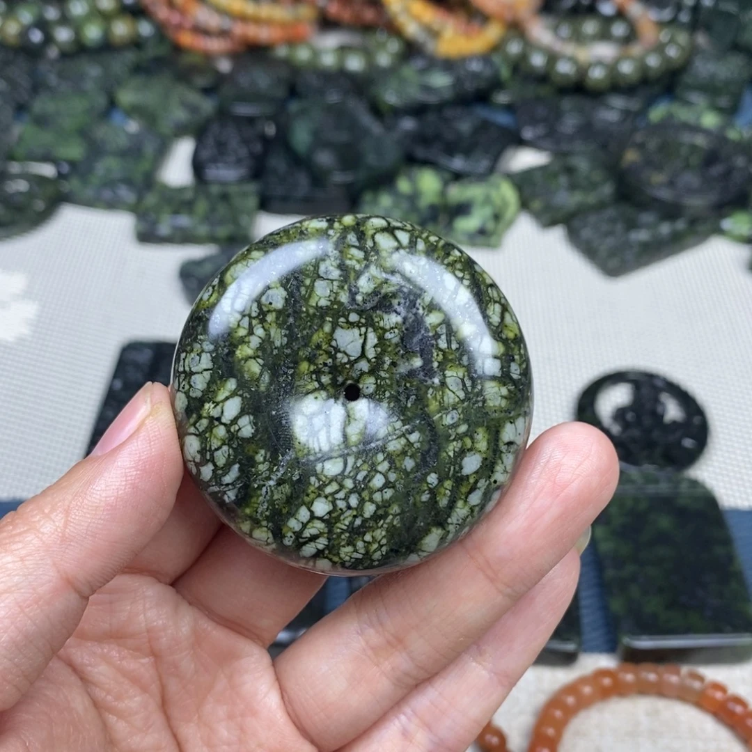 小***f蛇纹石玉未镶嵌颈饰