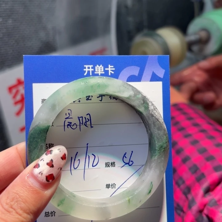 晨****石英质玉未镶嵌手镯