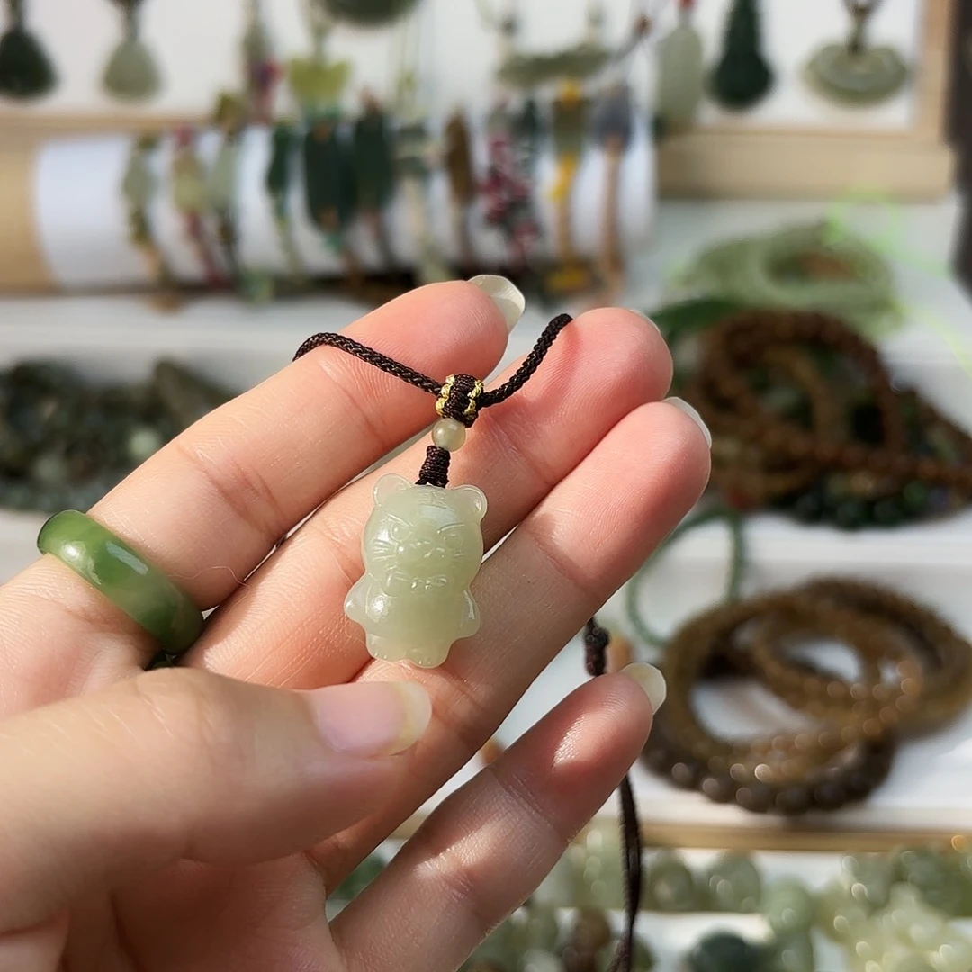 和田玉颈饰未镶嵌小老虎