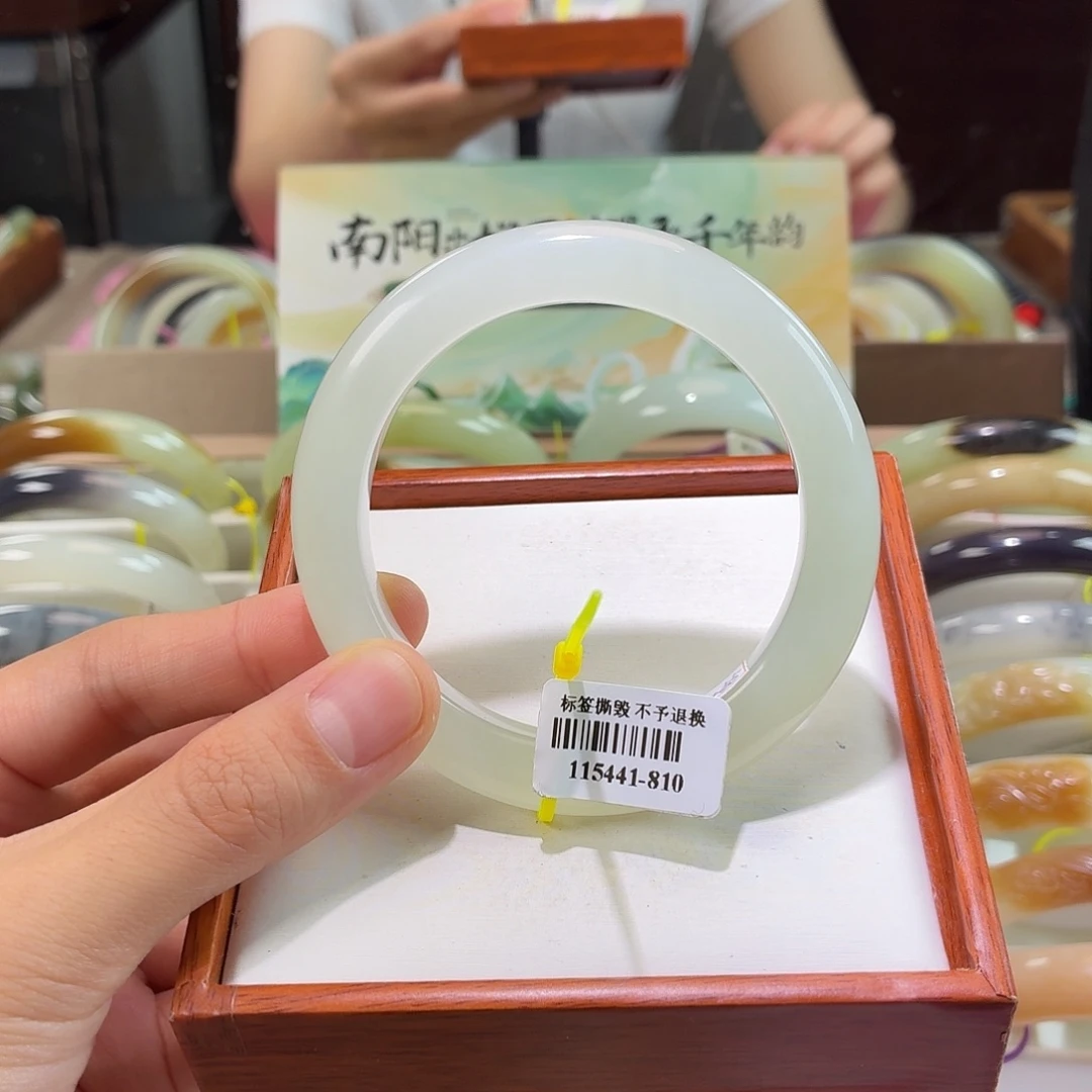和田玉手镯未镶嵌26。 57