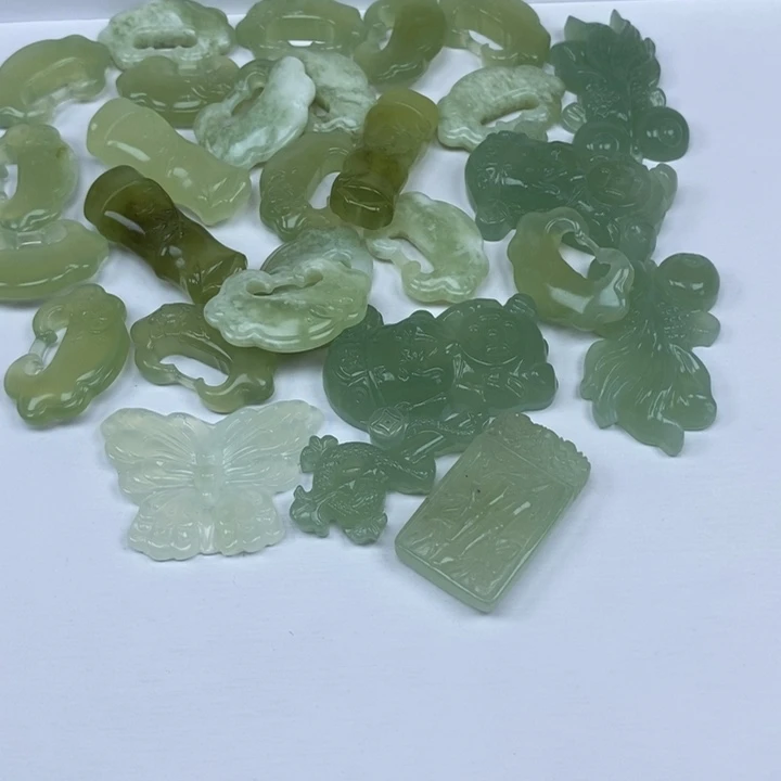 既***安未镶嵌蛇纹石玉颈饰
