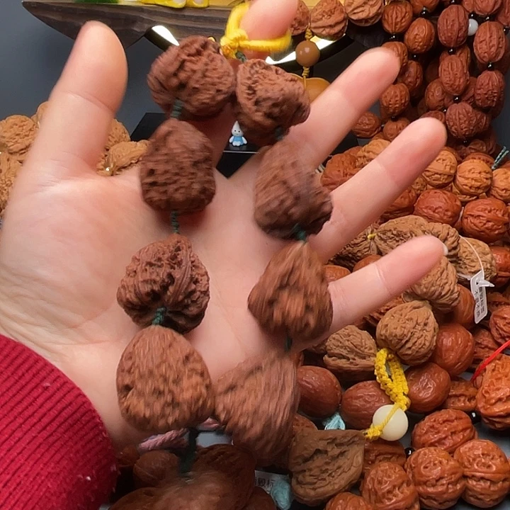 森***鹿文玩核桃手串红皮南疆