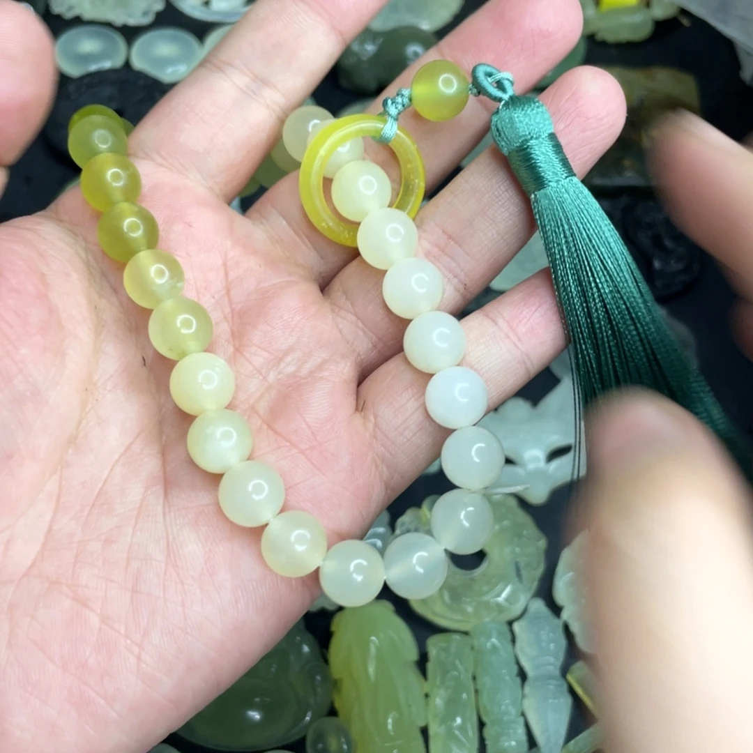 岫玉未镶嵌颈饰手持