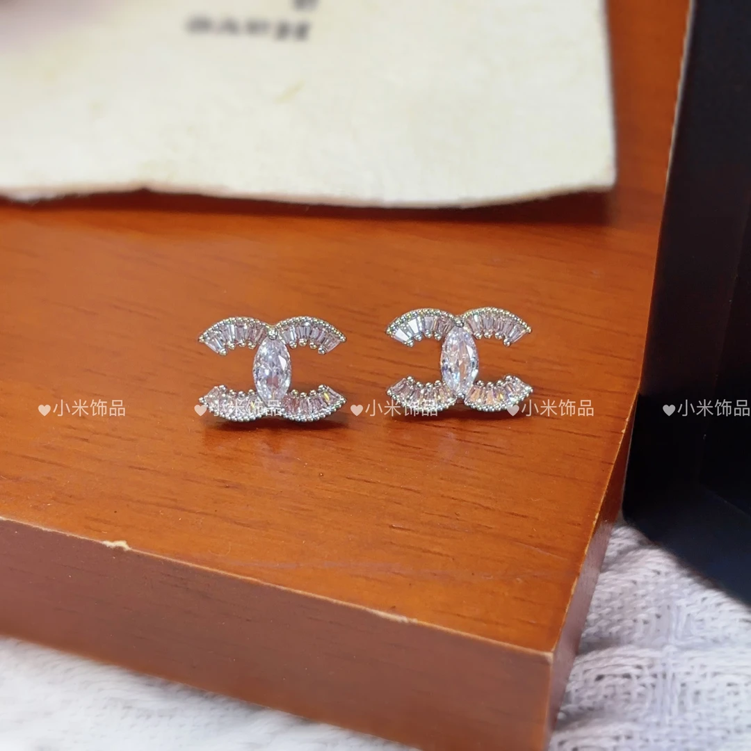 铜合金耳饰 银色小香风~超闪亮小香风耳钉轻奢时尚高级感 W139