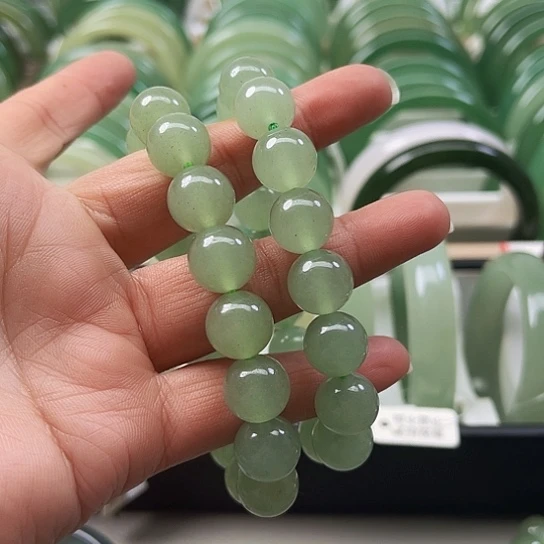 东陵石颈饰未镶嵌