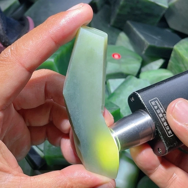 和田玉（碧玉）未镶嵌珠宝奇石