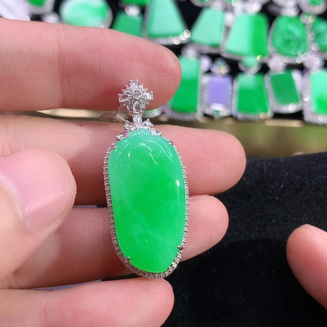 翡翠18K金镶嵌颈饰