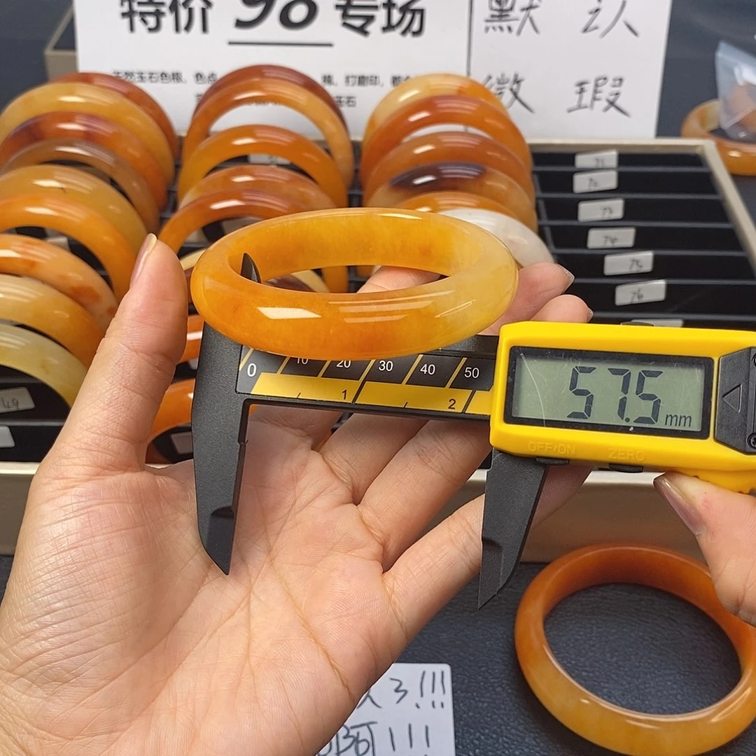 未镶嵌石英质玉（黄龙玉）手镯50号茄子山金沙老油红如血黄龙
