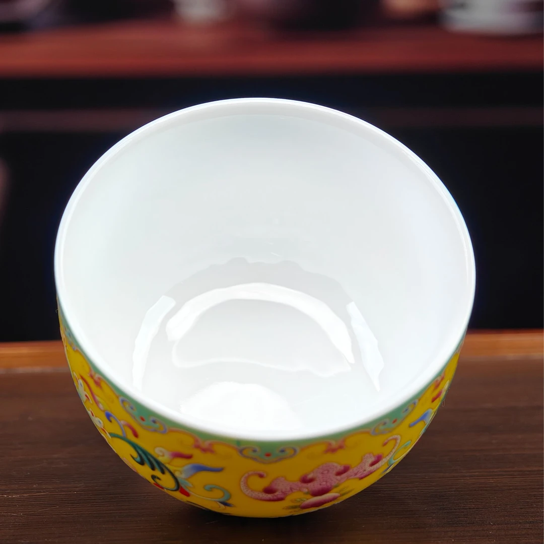 珐琅彩缠枝莲主人杯 黄A93