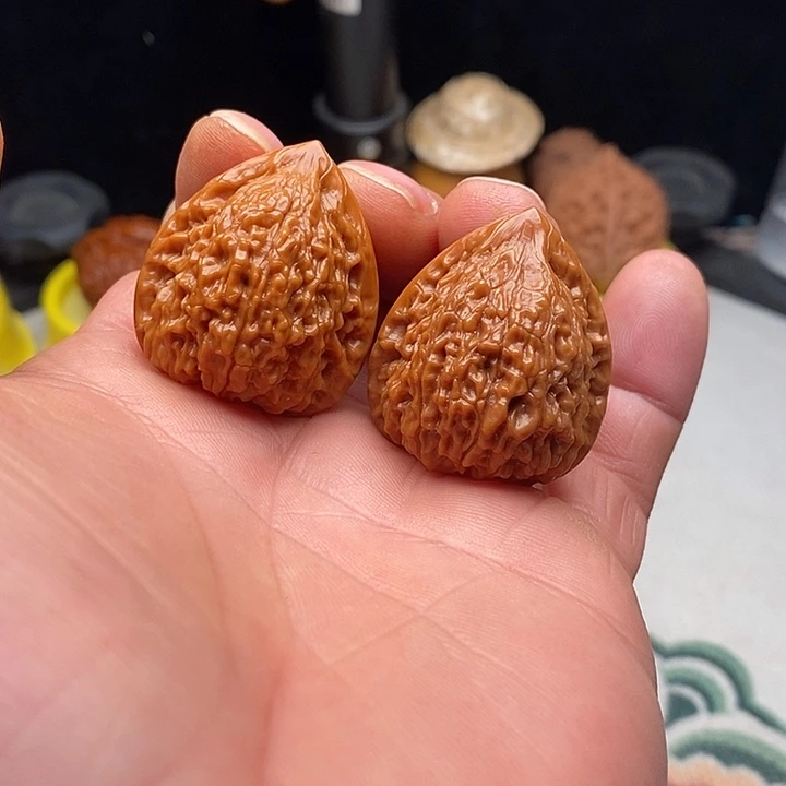 文玩核桃把件31尺原树一抹红