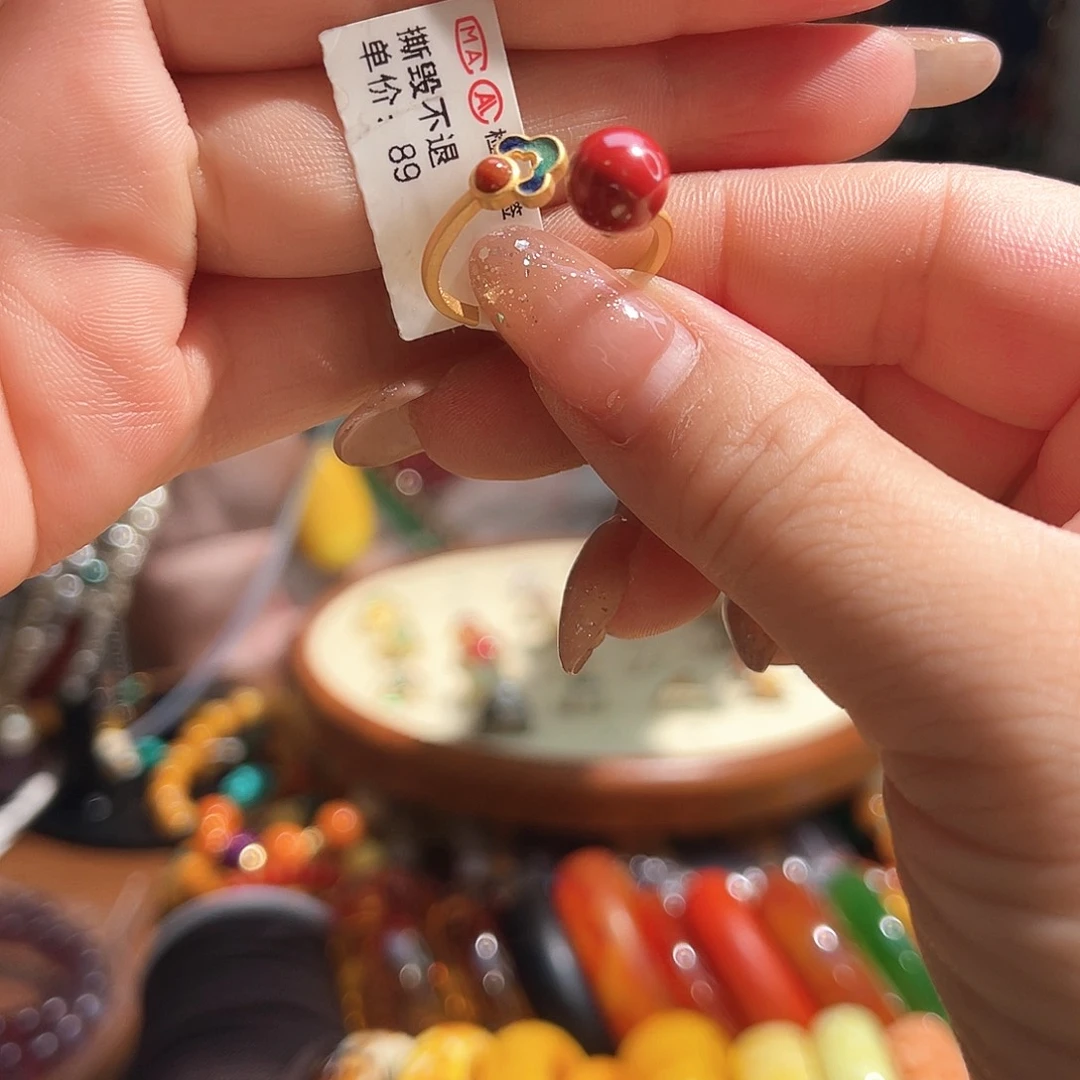 树脂制品红色戒指1