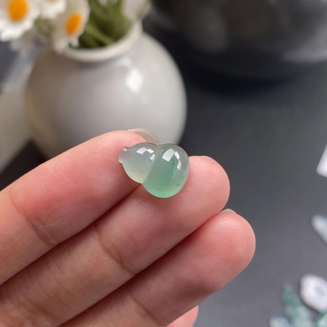 翡翠裸石冰晴飘绿葫芦