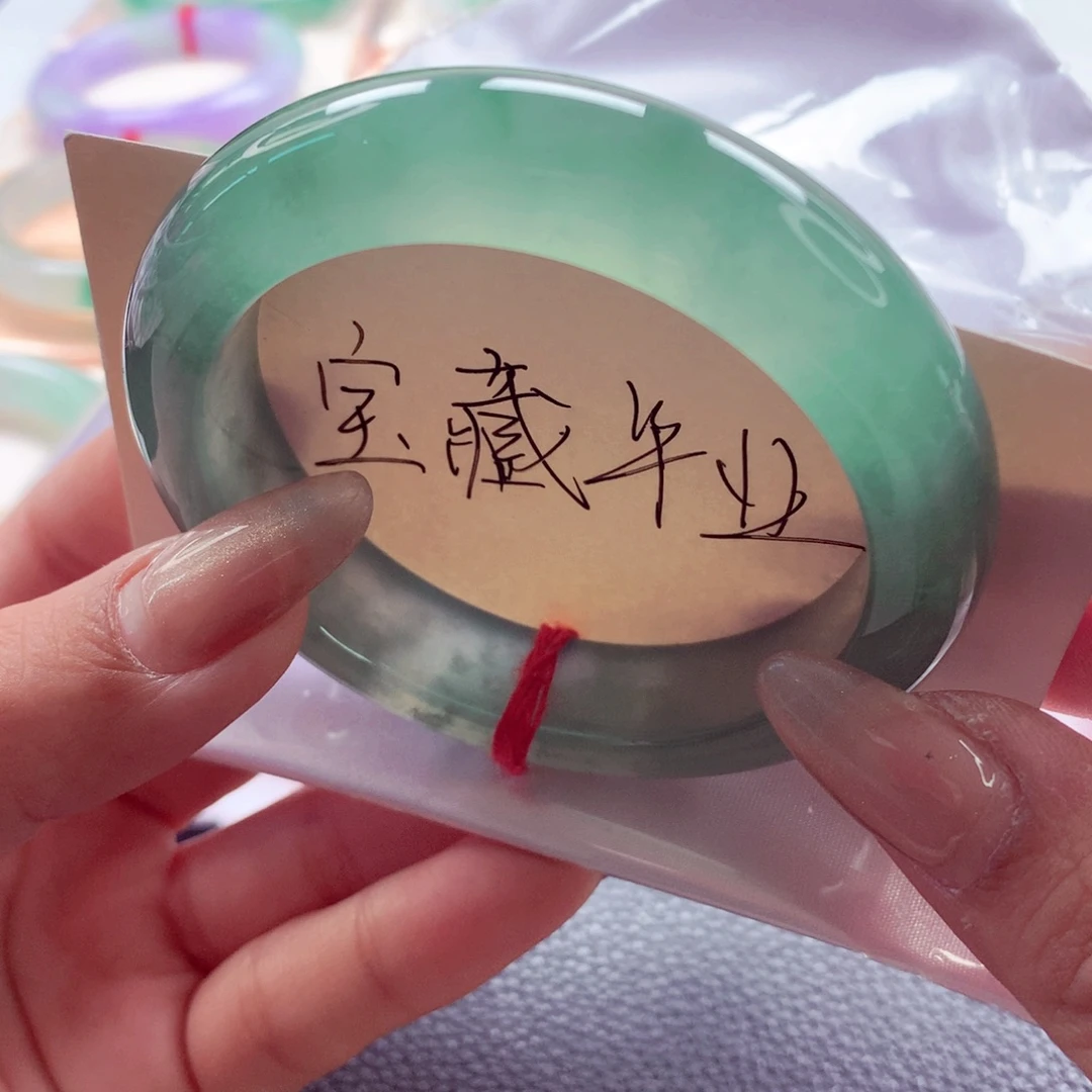 翡翠未镶嵌手镯师妹55,2十几万品质冰绿炸光