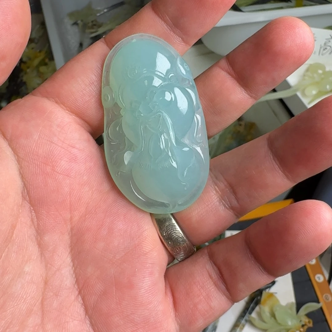 钟***卿未镶嵌蛇纹石玉颈饰