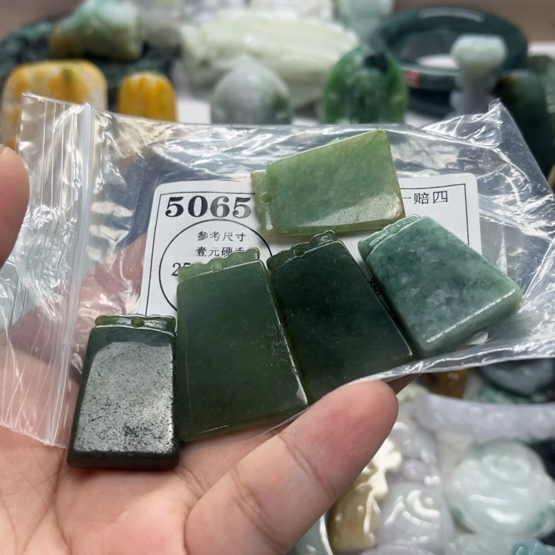 翡翠未镶嵌颈饰5065瑕疵