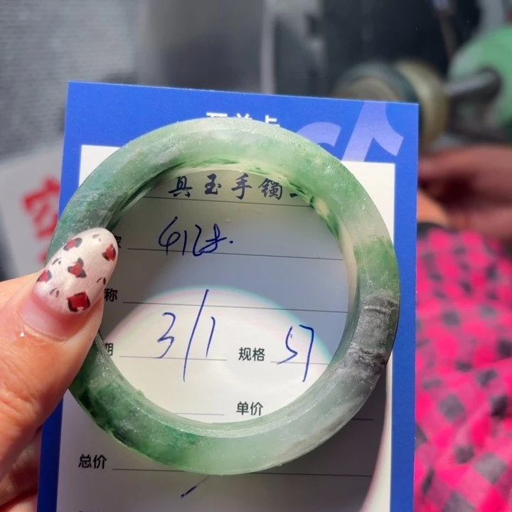 用***8石英质玉足铂镶嵌手镯