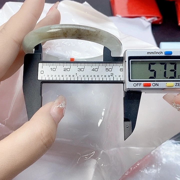 翡翠手镯未镶嵌76。 