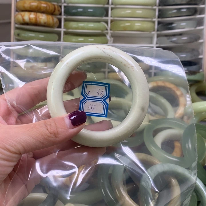 蛇纹石玉手镯未镶嵌.