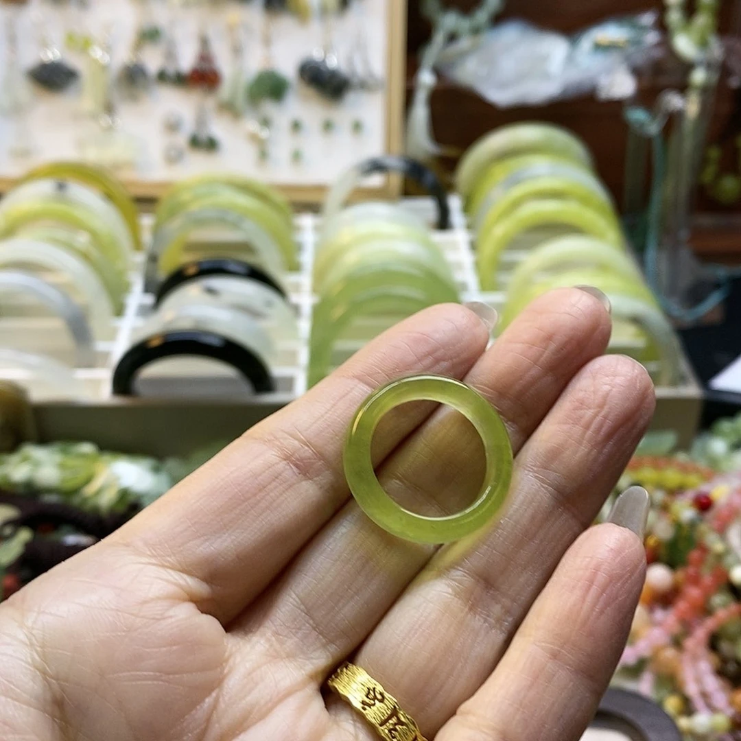蛇纹石玉未镶嵌手镯小***娃