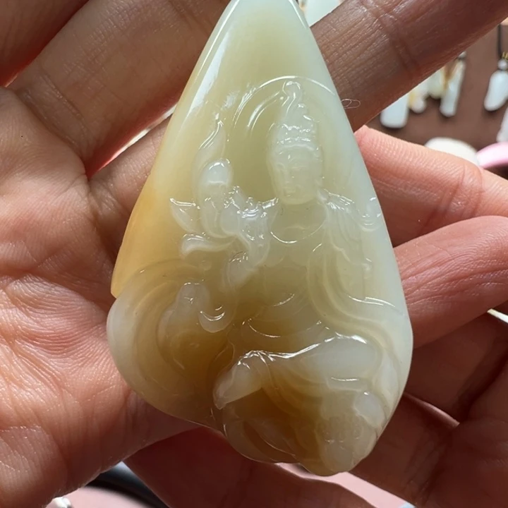 和田玉未镶嵌颈饰且末观音