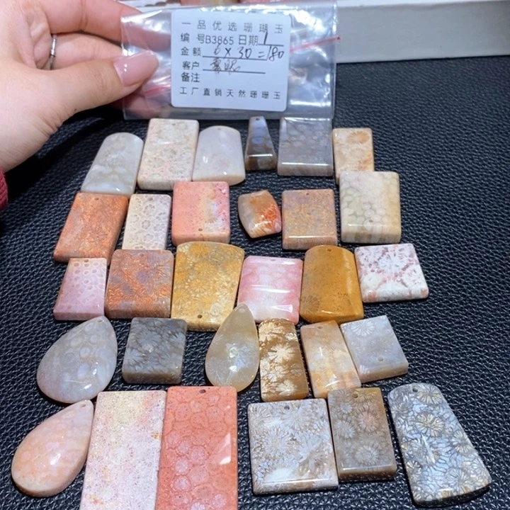 硅化珊瑚（珊瑚玉）颈饰合金雾****?3865