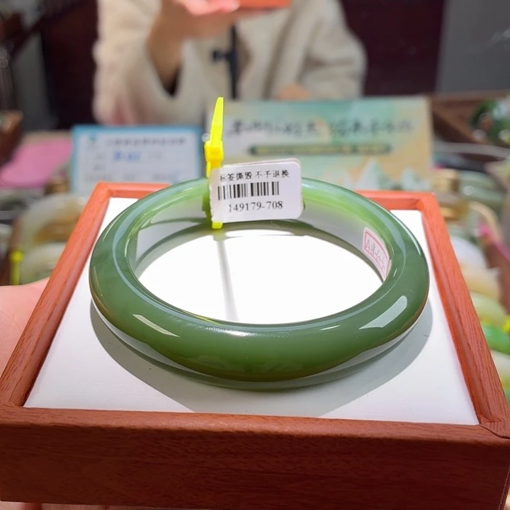 和田玉未镶嵌手镯49。  60