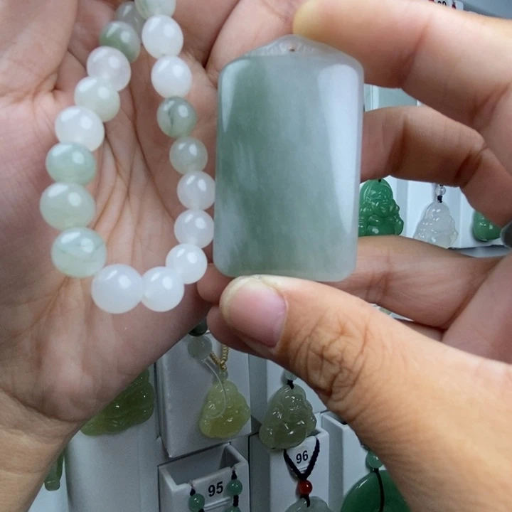 奶***芙颈饰未镶嵌石英质玉