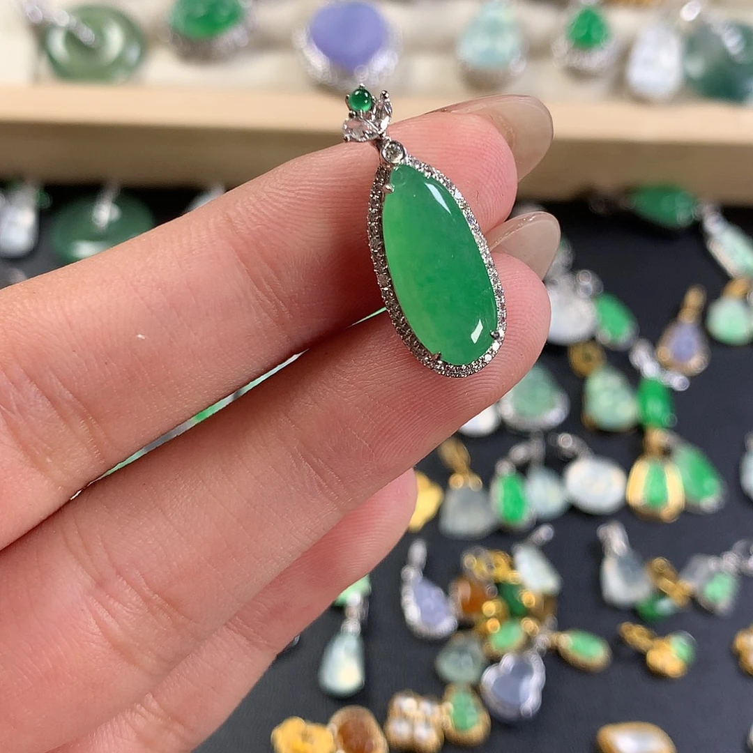 翡翠18K金镶嵌颈饰