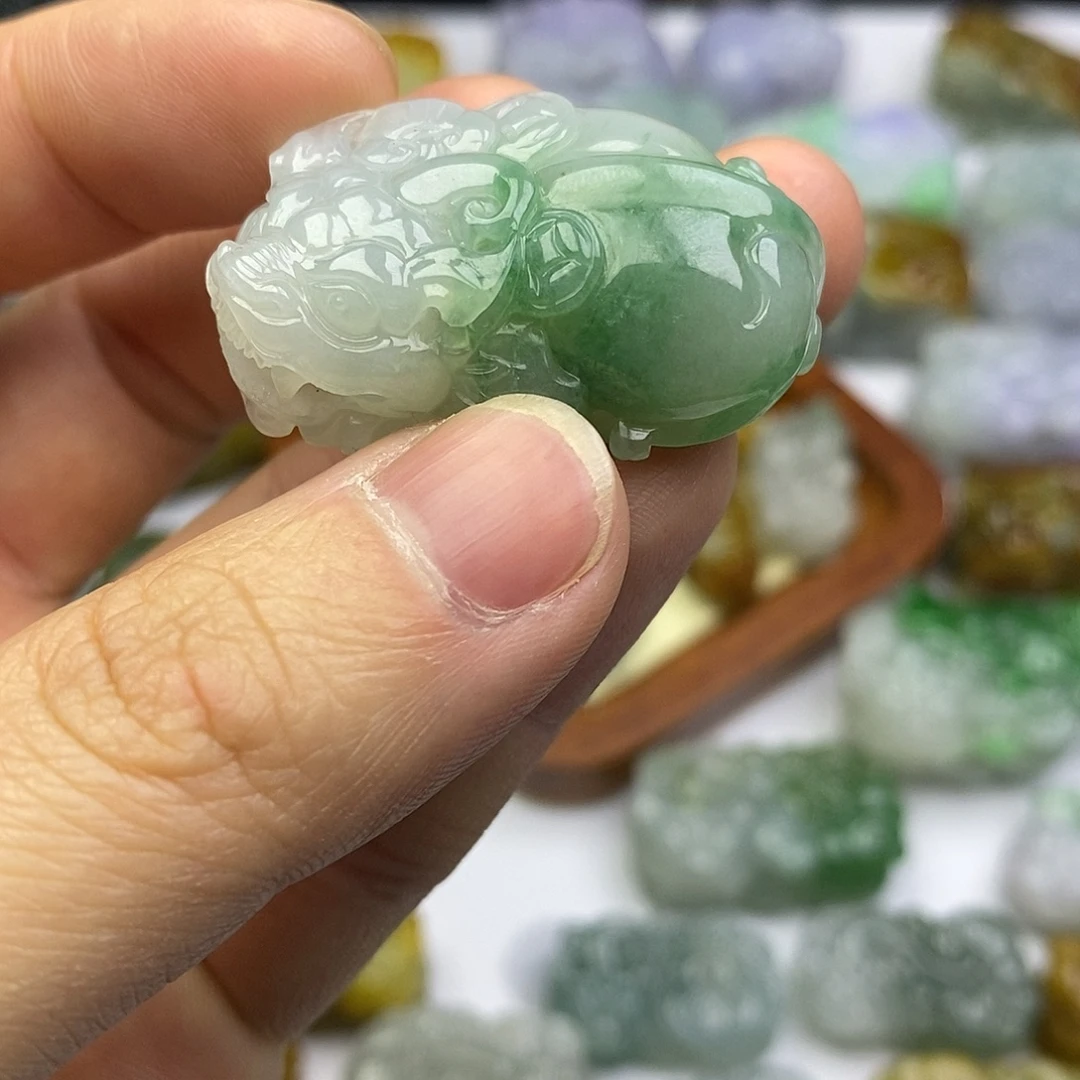 翡翠未镶嵌颈饰貔貅