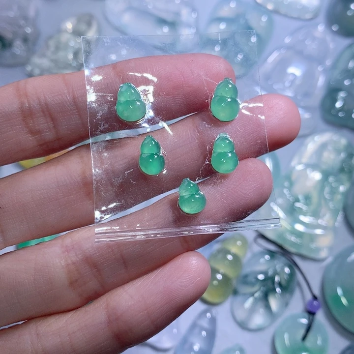 翡翠颈饰未镶嵌一手