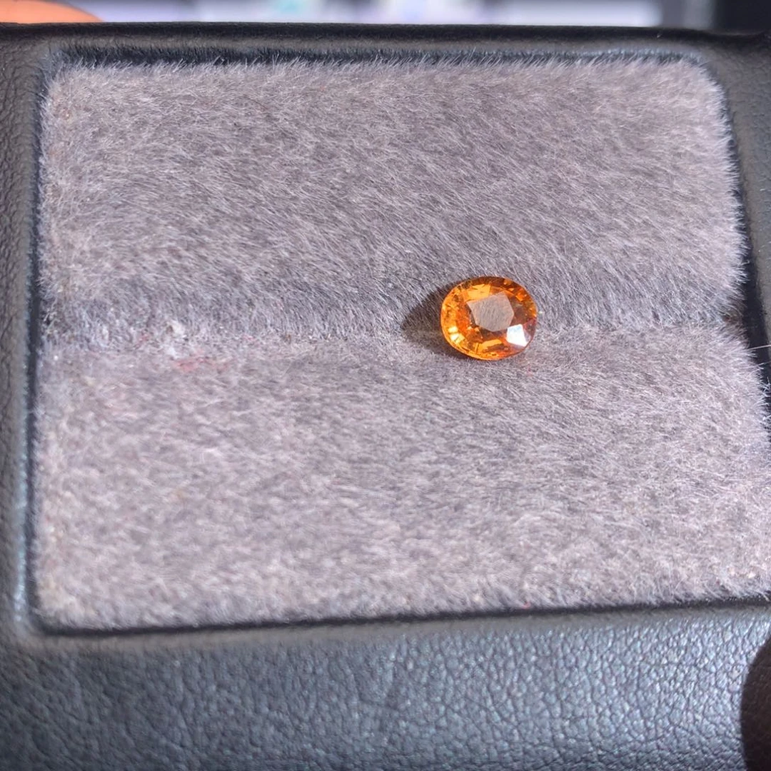 石榴石（芬达石）未镶嵌珠宝半成品0.99克拉