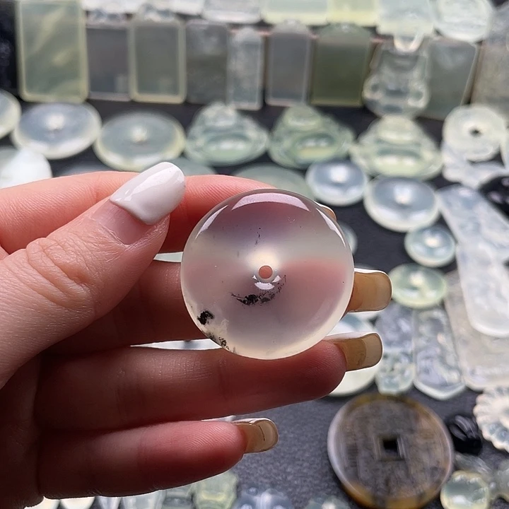 岫玉未镶嵌颈饰平安扣