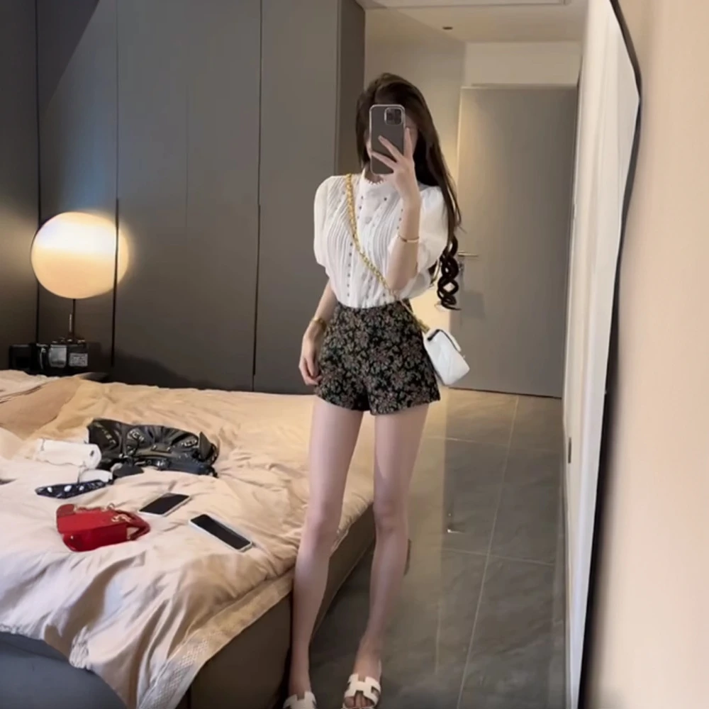 夏季高级感贵气法式立领镂空泡泡袖衬衫女高腰碎花短裤温柔风套装