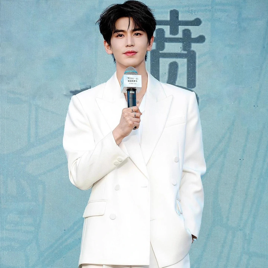 英伦张凌赫上衣气质百搭韩版西装同款潮休闲白色西服扣感双时尚潮